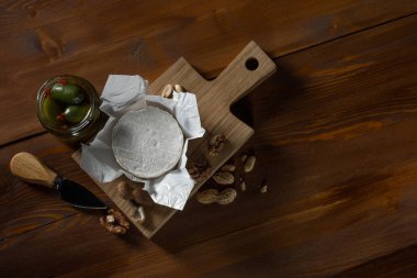 lezzetli camembert peyniri, otlar, fındık ve bıçak ahşap tepsi, kopya alanı ile Üstten Görünüm