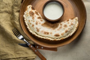 taze ev yapımı pasta, kase ve mutfak eşyaları, soğumuş krem kopya alanı ile üstten görünüm ile plaka