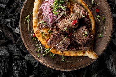 kebap baharat ve ev yapımı ekmek pişirme kömür ile yakın çekim