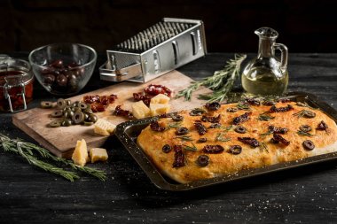 zeytinyağı, peynir, salam ve zeytin kopya alanı ile ahşap masa üzerinde kesme tahtası üzerinde ev yapımı pizza