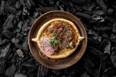 ev yapımı ekmek pişirme kömür, üstten görünüm üzerinde baharatlar ile sığır eti biftek ızgara