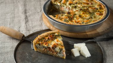 ev yapımı balık pasta Kavurma pan ve spatula ve çatal ile metal tepsi içinde peynir ile