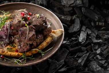 kömür, kopya alanı ile üstten görünüm üzerinde koyun eti et baharatlar ve otlar ev yapımı ekmek arası ızgara