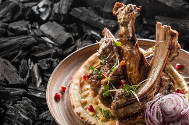 ev yapımı ekmek kömür pişirme üzerinde baharatlar ile ızgara kaburga yakın çekim