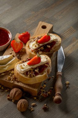 reçel ile kase ve çilek, fındık ve ahşap masa, üstten görünüm üzerinde peynir ile lezzetli sandviçler yakın çekim