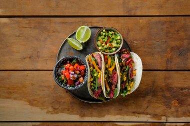 kase ahşap masa, üstten görünüm üzerinde kesme sebze ve kireç dilimleri ile baharatlı tacos