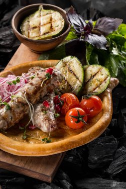 et baharat ve ahşap tahta kömür pişirme üzerinde ev yapımı ekmek ile yakın çekim