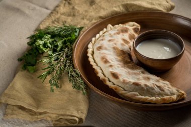 Tablo ayarı ile ev yapımı pasta, otlar ve soğumuş krem