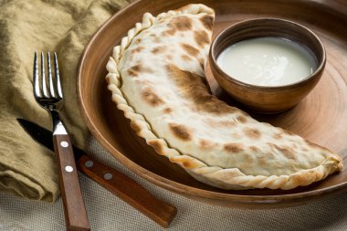 taze ev yapımı pasta, kase ve mutfak eşyaları, soğumuş krem ile plaka kadar yakın