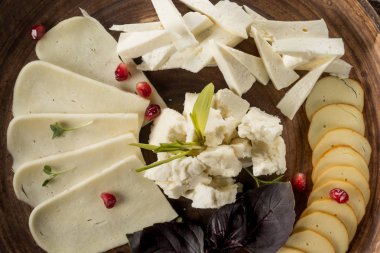 otlar ve nar taneleri, üstten görünüm ile çeşitli Peynir tabağı, yakın çekim