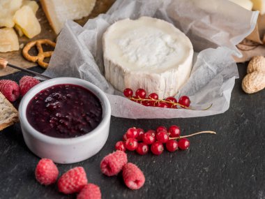 taş karanlık tablo taze çilek reçeli ile peynir