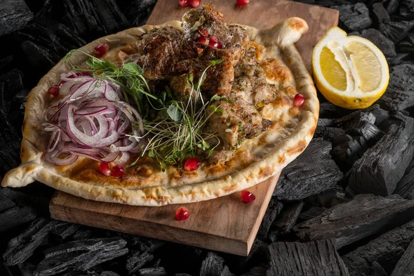 Close Van Vlees Met Specerijen Zelfgebakken Brood Houten Bord Koken — Stockfoto