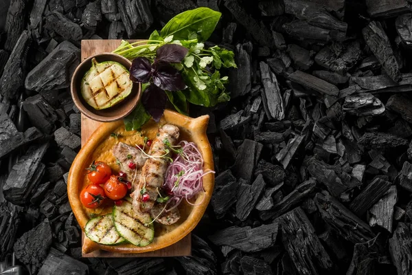 sosis domates ve ev yapımı ekmek kömür, üstten görünüm kopya alanı ile pişirme