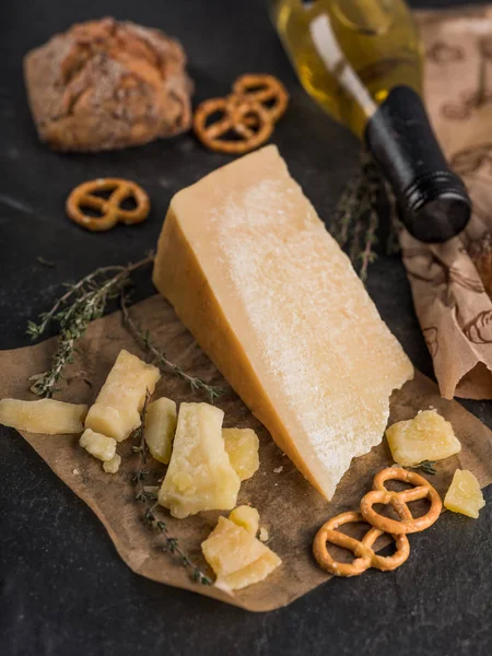 Parmesan Peyniri Zeytinyağı Şişesi Kraker Üstten Görünüm Karanlık Taş Masada — Stok fotoğraf