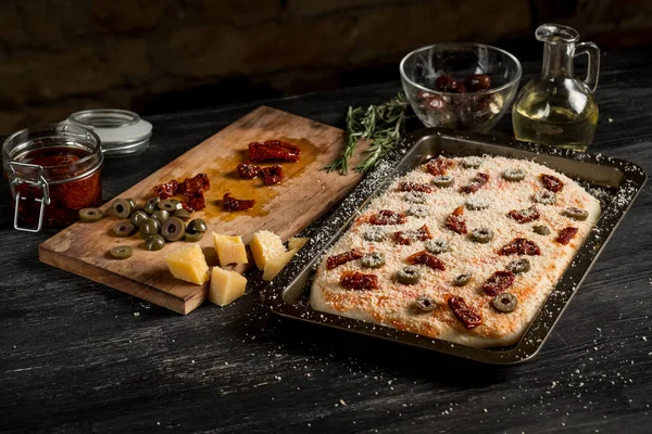 Zelfgemaakte Pizza Met Olijfolie Kaas Salami Olijven Snijplank Houten Tafel — Stockfoto