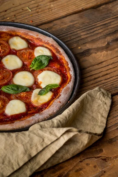 Pizza Bazsalikom Paradicsom Mozzarella Szeletekkel Fából Készült Asztal Felülnézet Szalvéta — Stock Fotó