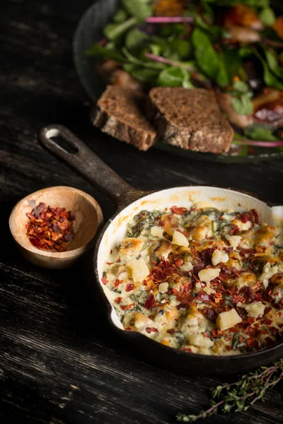 Närbild Bild Vegetabiliska Ragu Stekpanna Med Kryddor Sallad Och Bröd — Stockfoto