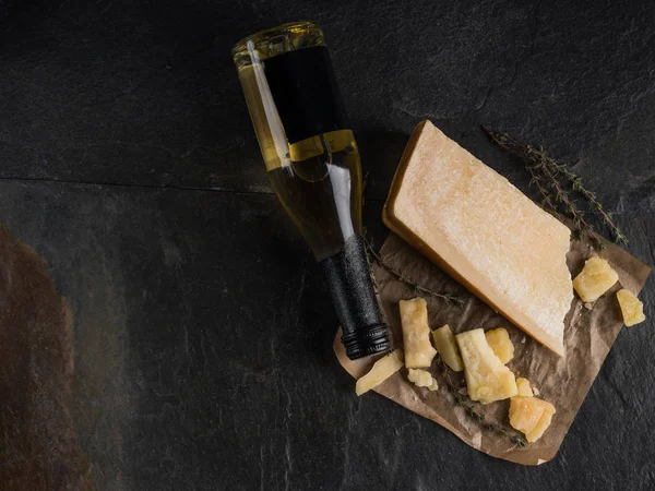 Τυρί Παρμεζάνα Μπουκάλι Ελαιόλαδο Και Ψωμί Σκούρο Πέτρινο Τραπέζι Top — Φωτογραφία Αρχείου