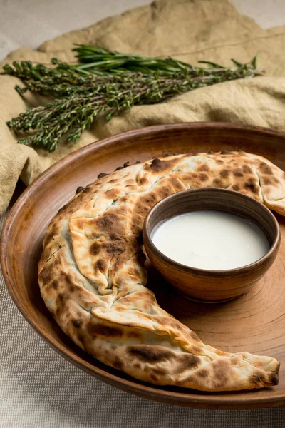 ev yapımı pasta, otlar ve kase asitlendirilmiş krem plaka yakın çekim