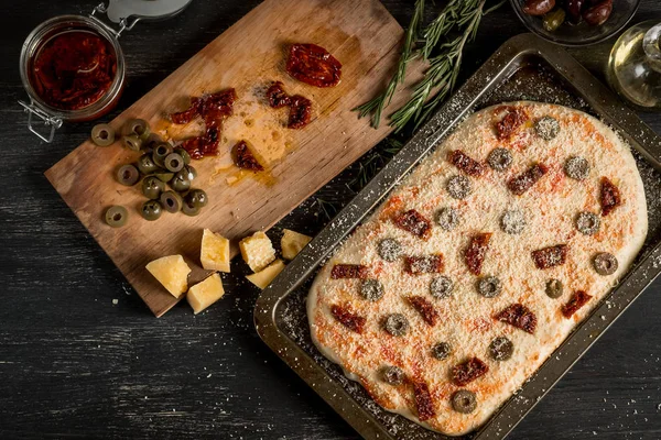 Yapımı Pizza Zeytinyağı Peynir Salam Zeytin Siyah Tablo Üstten Görünüm — Stok fotoğraf