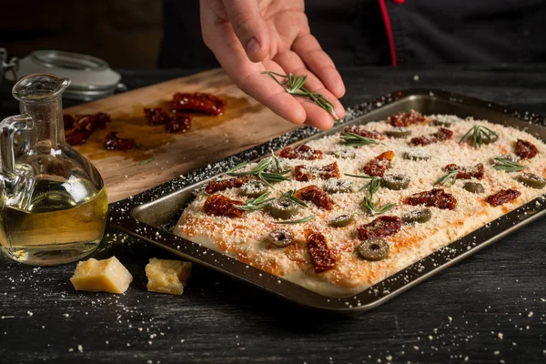 Zár Megjelöl Kilátás Férfi Kezét Így Pizza Elhelyezés Rozmaring Levelek — Stock Fotó