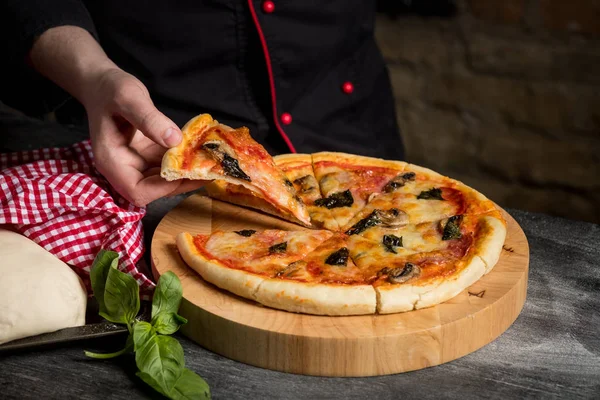 Közelkép Férfi Kezében Ízletes Pizza Szelet — Stock Fotó