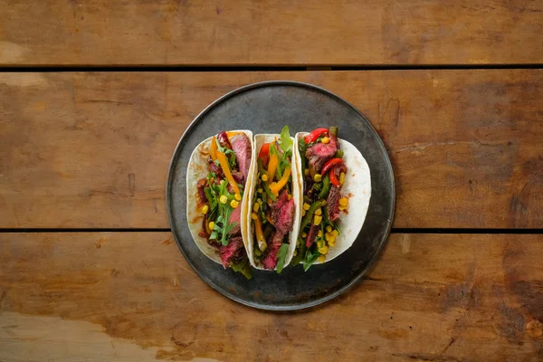Deliziosi Tacos Piatto Nero Sfondo Legno — Foto Stock
