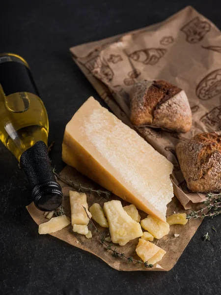 Parmesan Peyniri Zeytinyağı Şişesi Üstten Görünüm Karanlık Taş Masada Ekmek — Stok fotoğraf