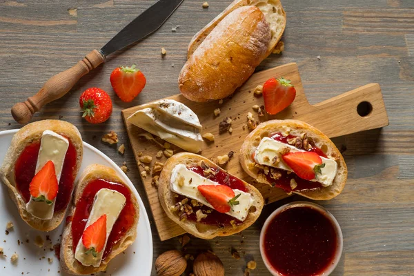 Köstliche Toasts Auf Holzschneidebrett Und Weißem Teller — Stockfoto