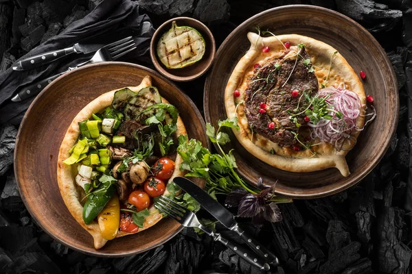 Bovenaanzicht Van Platen Met Groenten Vlees Zelfgebakken Brood Koken Kolen — Stockfoto