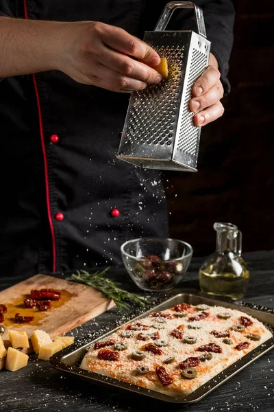 Zár Megjelöl Kilátás Férfi Kezét Dörzsölve Sajtos Pizza — Stock Fotó