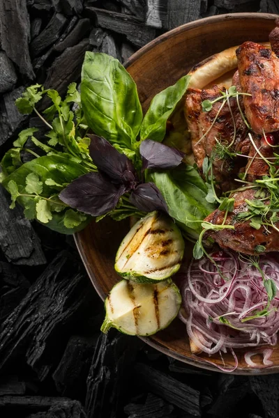 et dilimleri ile baharat ve otlar seramik plaka üzerinde kapat