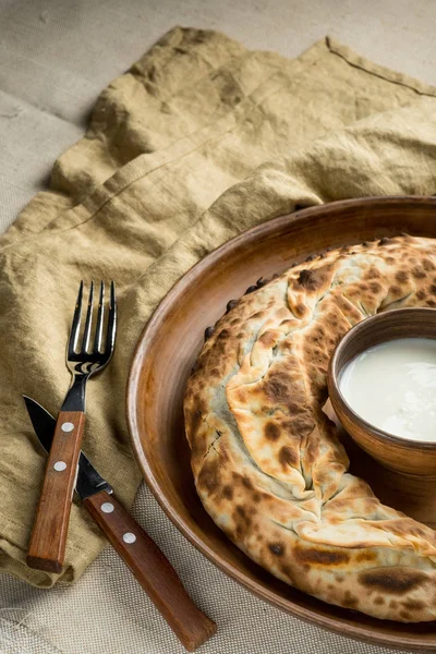 Assiette Avec Tarte Maison Fraîche Crème Soudée Dans Bol Des — Photo