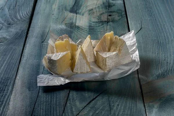 Couché Plat Rustique Avec Fromage Camambre Tranché Sur Fond Bleu — Photo