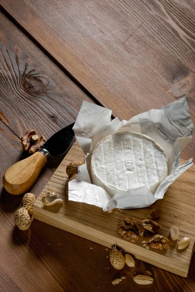 Fromage Brie Sur Planche Découper Bois Avec Noix Couteau Vue — Photo