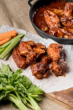 Üstten Görünüm ahşap kesme tahtası ve sebze çubukları ve maydanoz ile servis Tavada kavrulmuş tavuk