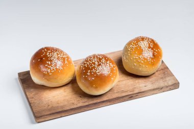 ahşap tahta üzerinde susam ile üç taze buns