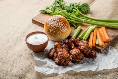 Buffalo kanat tavuk ve topuz ile susam ahşap tahta üzerinde peynir sosu ve kereviz ve havuç ile sopa görev yaptı. Üstten Görünüm