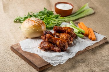 Buffalo kanat tavuk ve topuz ile susam ahşap tahta üzerinde peynir sosu ve kereviz ve havuç ile sopa görev yaptı. Üstten Görünüm