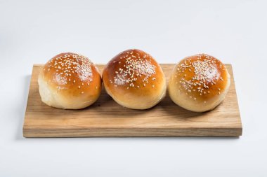 Burger ekmek buns ahşap masa beyaz izole arka planda, üstten görünüm 