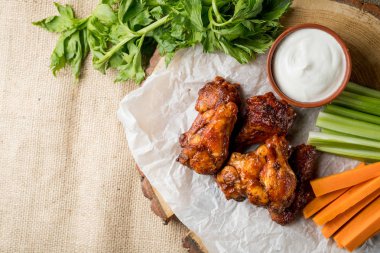 Buffalo kanatlar sebze dilimleri ile rustik arka plan üzerinde tavuk