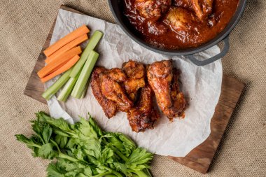 Üstten Görünüm ahşap kesme tahtası ve sebze çubukları ve maydanoz ile servis Tavada kavrulmuş tavuk