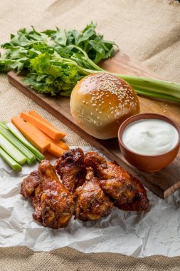 Buffalo kanat tavuk ve topuz ile susam ahşap tahta üzerinde peynir sosu ve kereviz ve havuç ile sopa görev yaptı. Üstten Görünüm