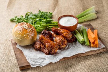 Buffalo kanat tavuk ve topuz ile susam ahşap tahta üzerinde peynir sosu ve kereviz ve havuç ile sopa görev yaptı. Üstten Görünüm