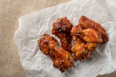 Kavrulmuş Tavuk kanatları beyaz kağıt yemek üzerine yığını