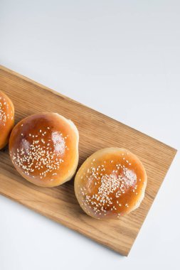 ahşap masa, kopya alanı ile üstten görünüm üzerinde susam ile üç taze buns, yakın çekim