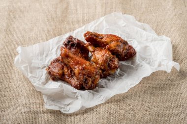 Kavrulmuş Tavuk kanatları beyaz kağıt yemek üzerine yığını