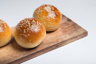 Burger ekmek buns ahşap tahta üzerinde