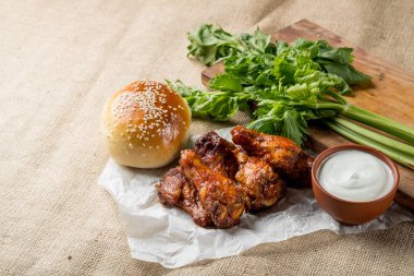 Tavuk kanadı ve topuz ile susam kasede peynir sos ile servis ahşap tahta üzerinde bufalo, Görünümü Kapat