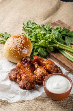 Tavuk kanadı ve topuz ile susam kasede peynir sos ile servis ahşap tahta üzerinde bufalo, Görünümü Kapat